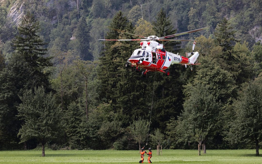 Dinas Damkar Bandung Barat Bantu Tabrakan Kendaraan di Terminal